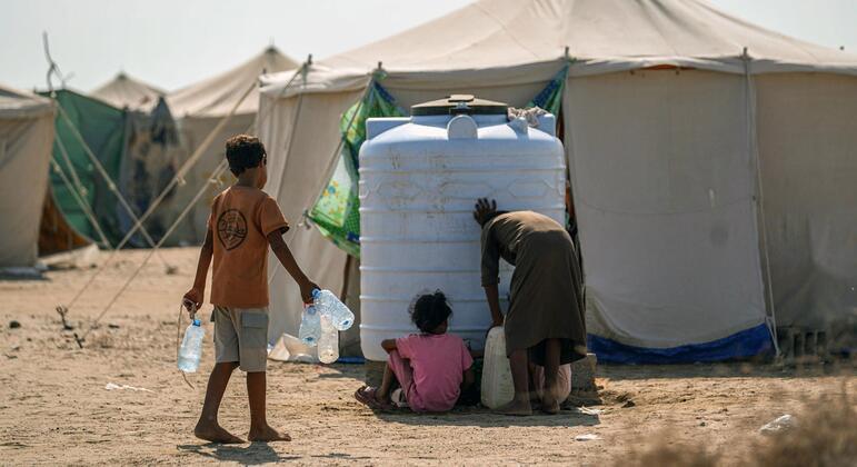 Houthis Encircle Yemen’s Taiz, Cutting Supplies and Fuel as Food Runs Out