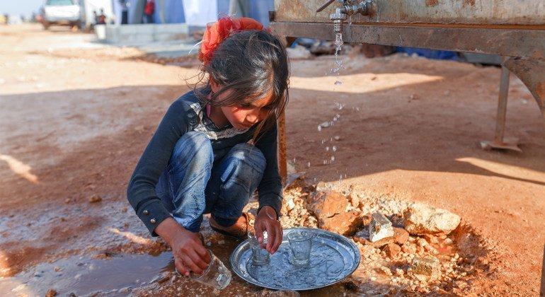 "Exceptional honesty".. A Syrian girl returns $12,000 and sparks a wave of reactions on social media.