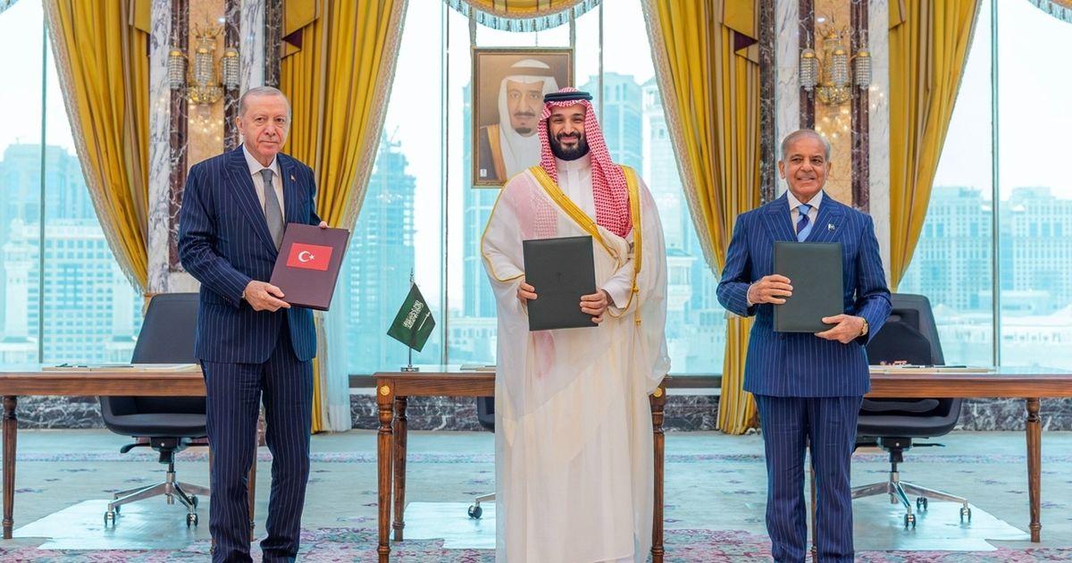 Erdoğan Signs Mecca Defense Pact With Saudi Crown Prince Mohammed bin Salman, Pakistan’s Shehbaz Sharif