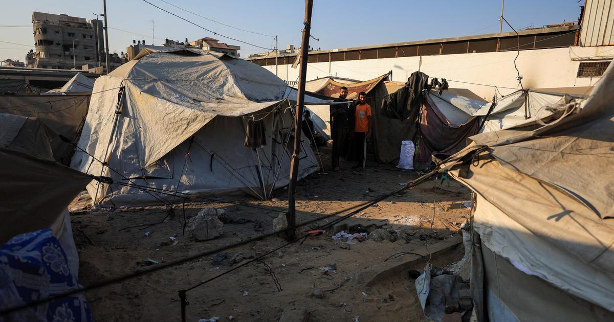 Gaza Students Take Exams on Beach After Israeli Bombs Destroy 190 Schools
