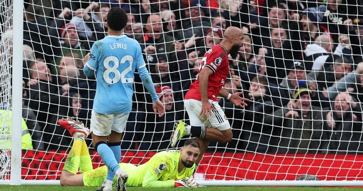 Manchester United crushes Manchester City in Carrick's first game in charge
