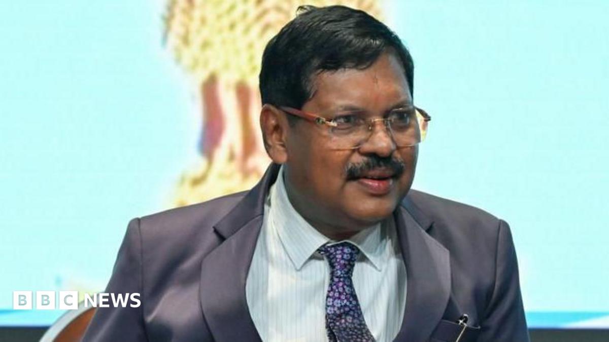 Lawyer Throws Shoe at India’s Chief Justice Over Hinduism Remarks, Exposing Deep Caste Divisions