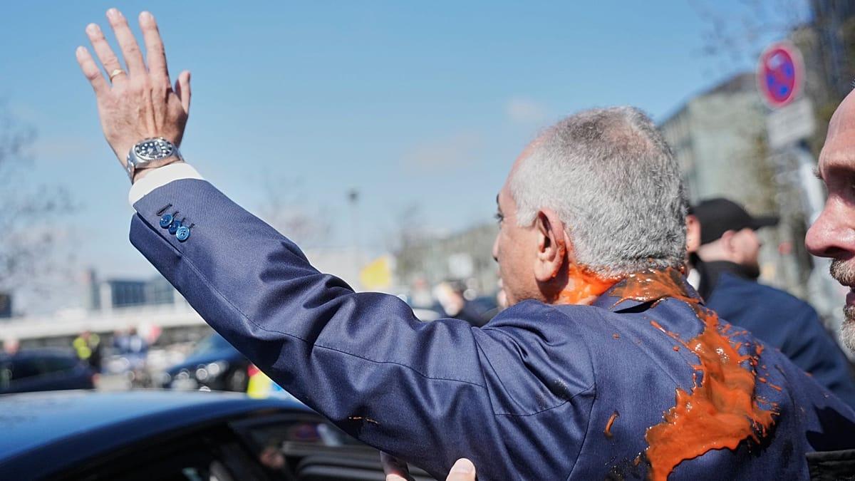 Protester Throws Red Liquid at Exiled Iranian Crown Prince Reza Pahlavi in Berlin