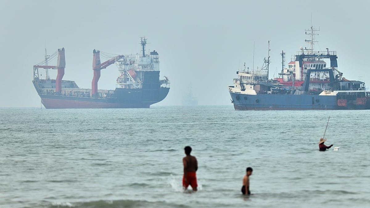 Oil Prices Fall After U.S. and Iran Pause Strikes in Persian Gulf