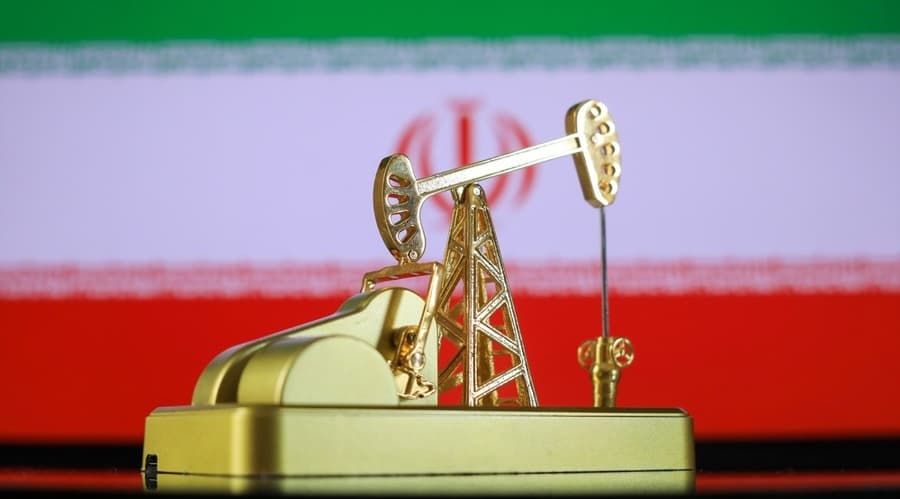 Iran's War Halts Tanker Traffic Through Strait of Hormuz, Threatening Global Energy Crisis