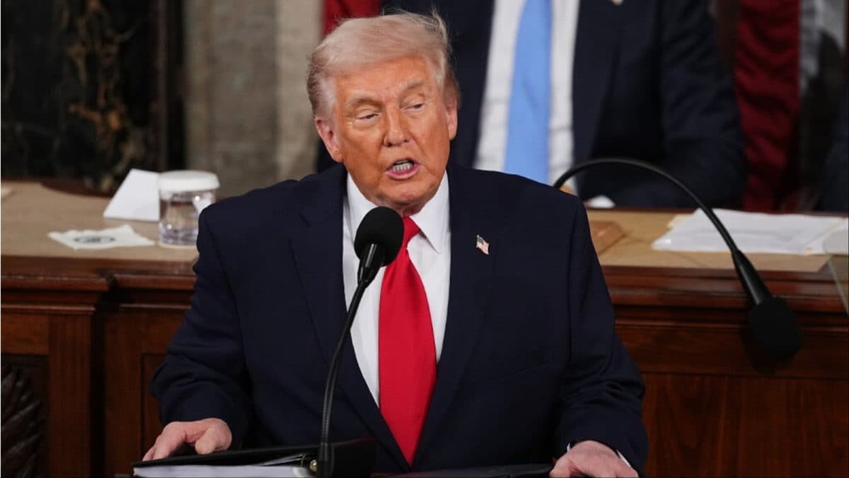 Trump Says He May Temporarily Waive Oil Sanctions to Lower Prices Amid Iran War