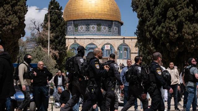 Israeli Jets Strike Al-Muttaqin Mosque in Gaza City, Destroying Mosque and Displacing Hundreds