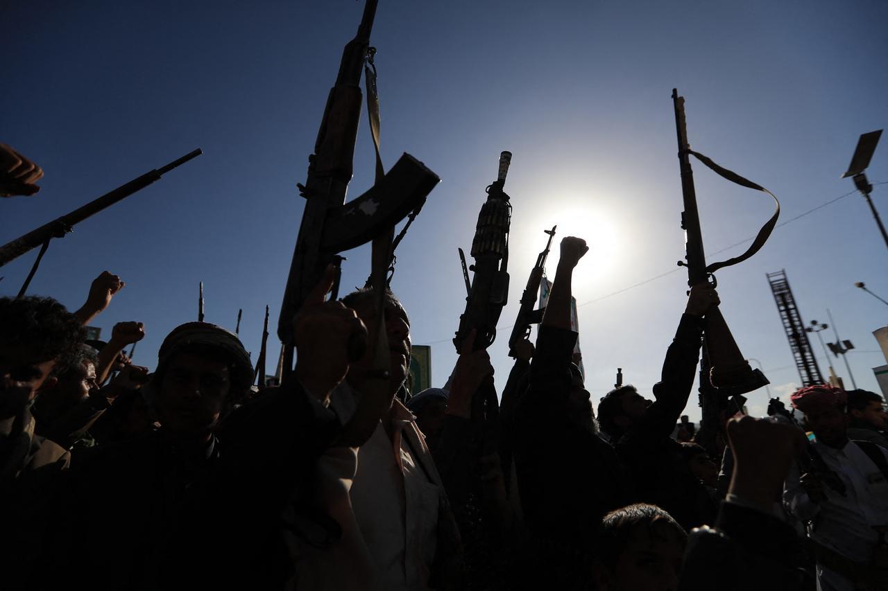 Houthis Strike Aden Airport Again, Targeting Saudi-Backed Command at Badr Camp