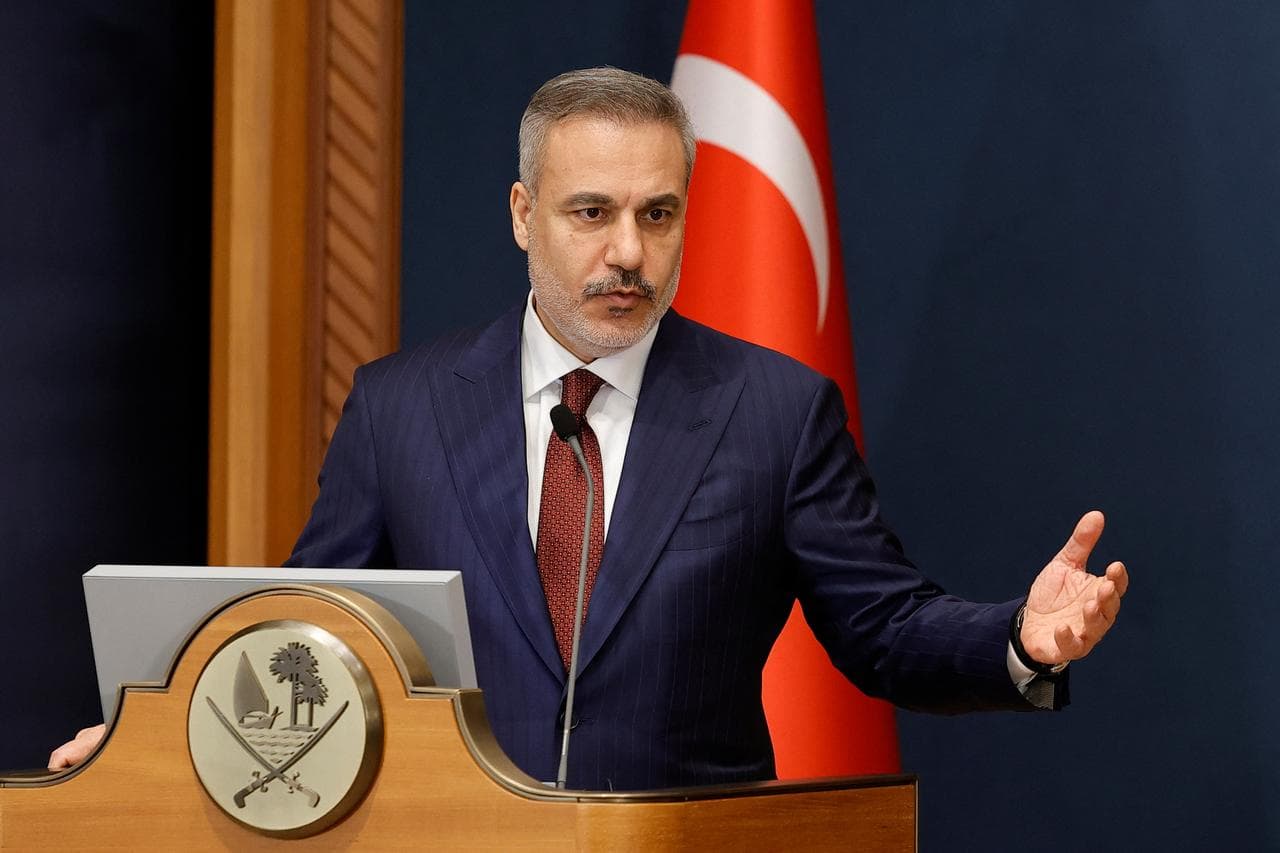 Trump Delays Five-Day Iran Strikes as Tehran Denies Talks