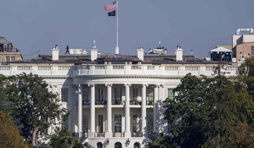 Van driver plows through White House barricade; Secret Service arrests him
