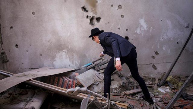 Trump Blames Europe After Iran Crackdown, Criticizes France, UK, NATO Over Strait of Hormuz Defense