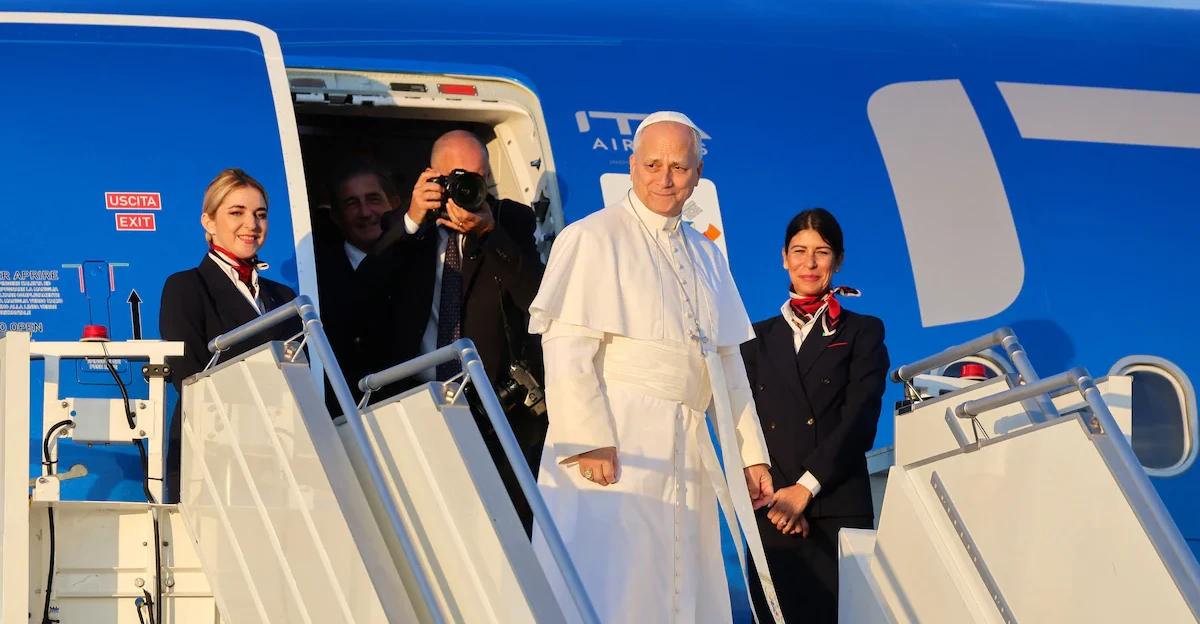 Pope Leo Welcomes CNN Journalists After Trump White House Media Ban Reinstatement