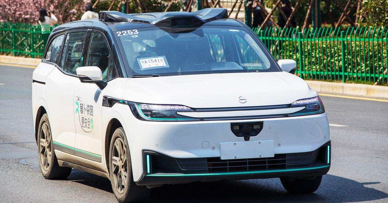 Baidu's Apollo Go Robotaxis Halt in Wuhan; 100+ Vehicles Stranded in Traffic