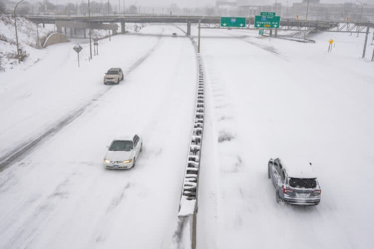Storm Pounds U.S. Midwest with Snow and Winds as Hawaii Faces Severe Flooding