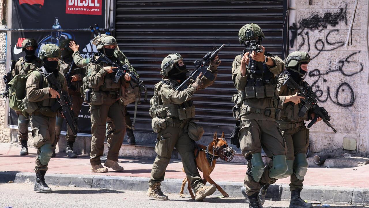 Israeli Settlers Intimidate Joseph Hazboun Near Taybeh, Leaving Families Stranded