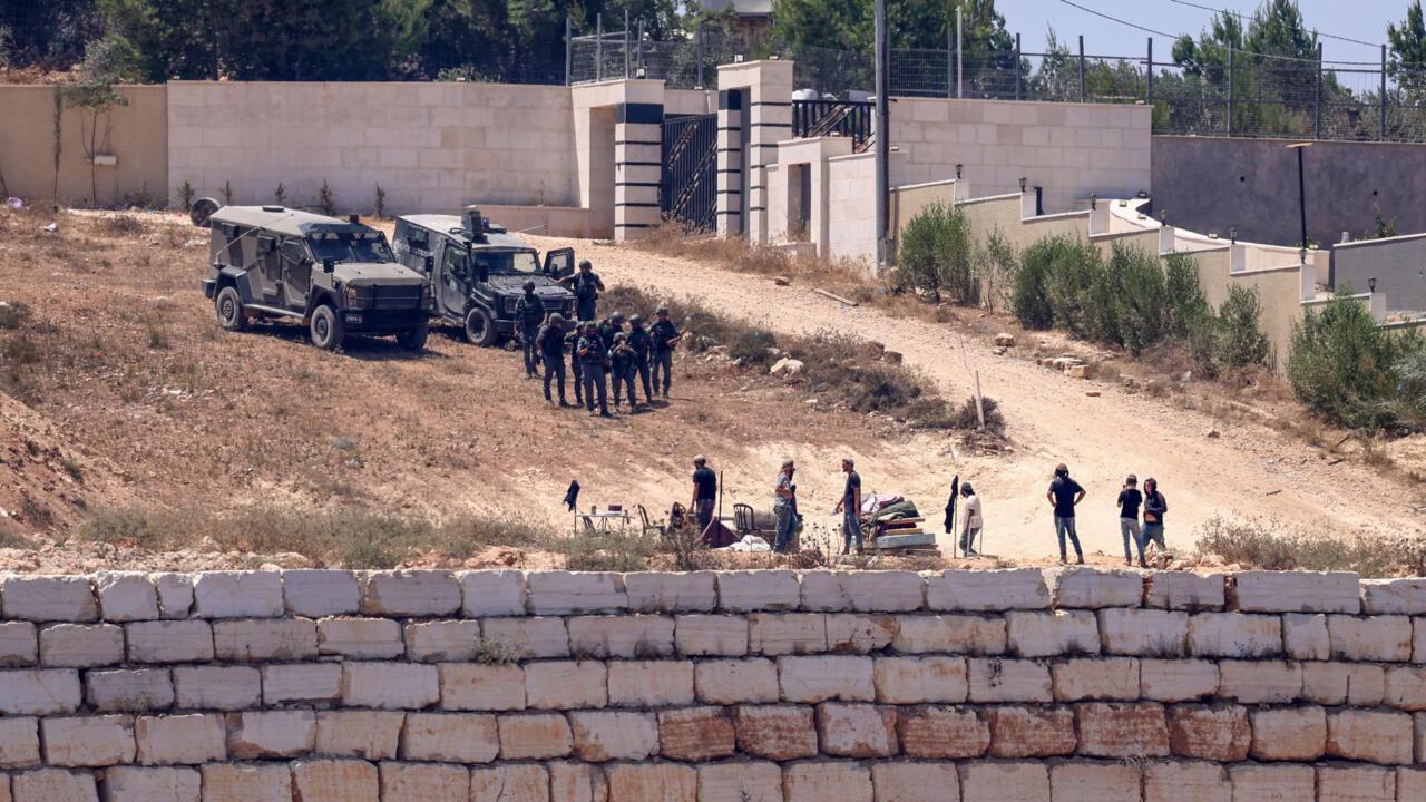 Israeli Settlers Besiege Palestinian Families in Qusra, Blocking Food and Medicine