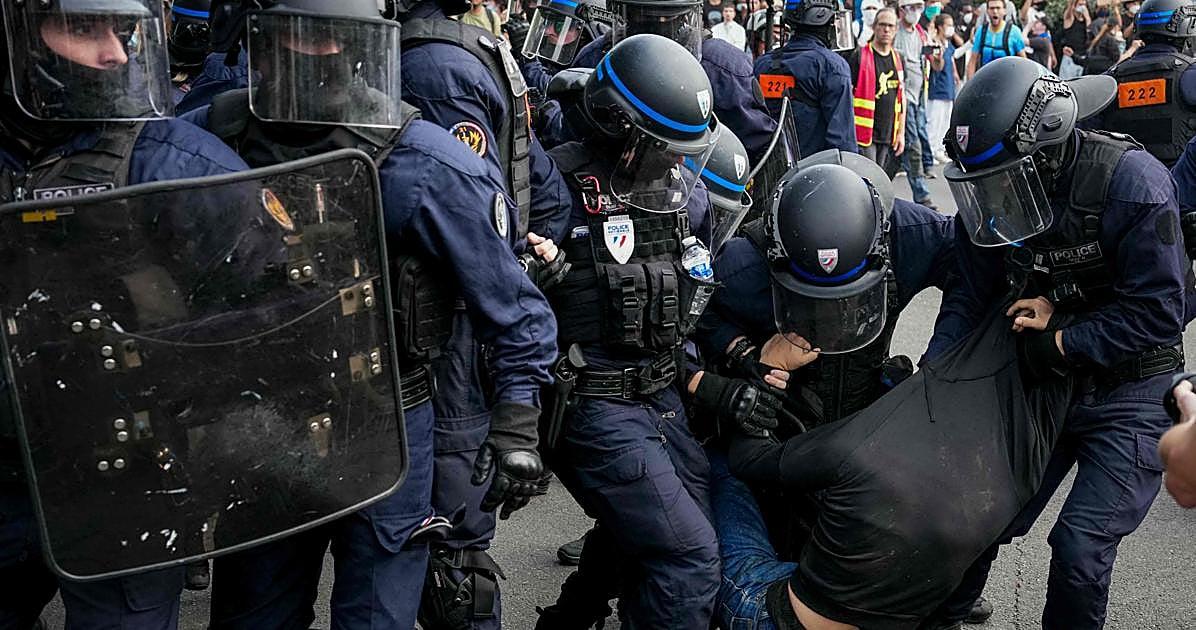 France Suspends Police Stun Grenades at High School Protests After 15-Year-Old Loses Hand