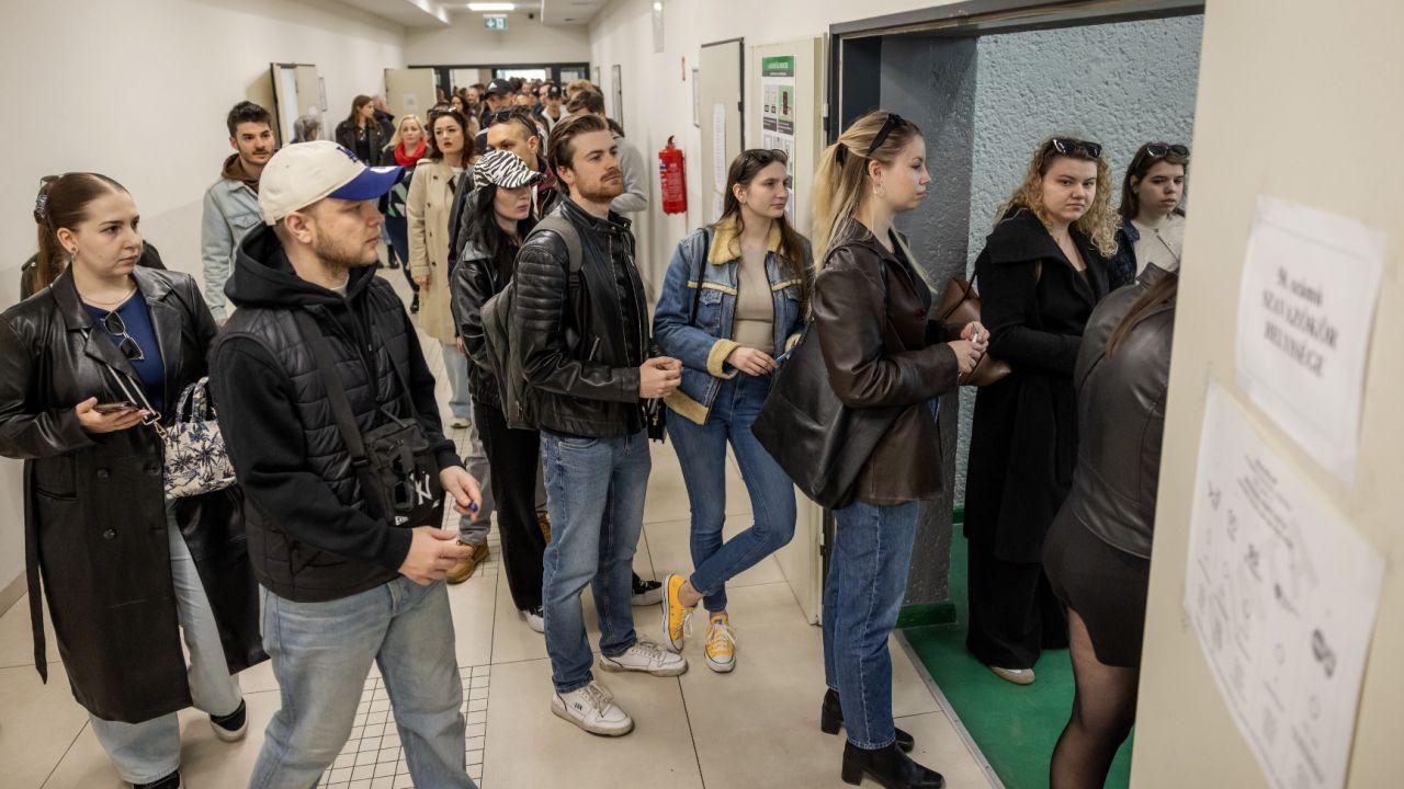 Hungarians Vote Record Turnout as Orbán Faces Tough Challenge From Péter Magyar