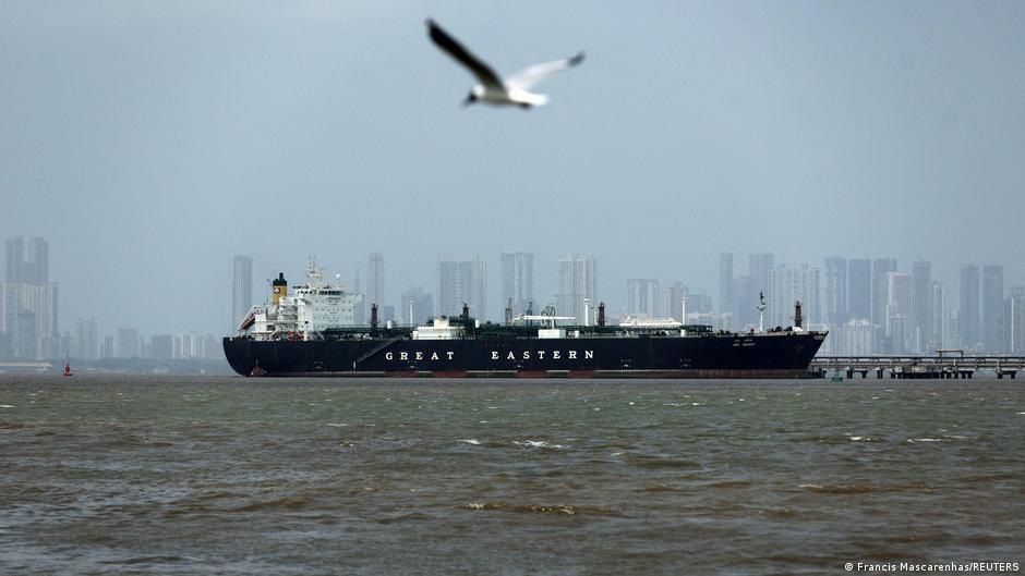 Greek-Owned Ships First to Cross Strait of Hormuz After Iran Ceasefire