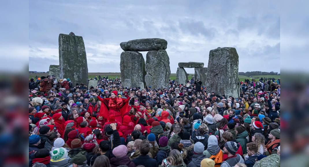 Thousands of Druids and Witches Gather at Stonehenge to Mark Winter Solstice Dawn