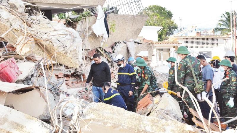 Rescuers Pull Hernan Alberto Gil Flores Alive From La Guaira Shopping Centre After Venezuela Quakes
