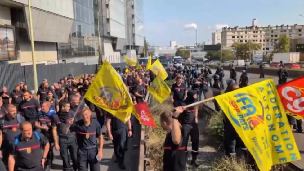 French Students Set Fires, Erect Blockades as Police Detain Hundreds at High Schools