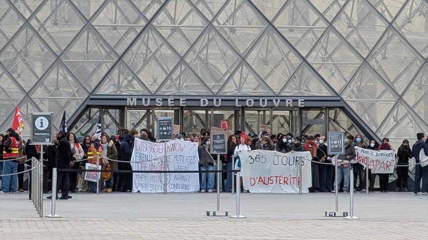 Students Block Louvre in Paris, Forcing Closure Over High School Protests