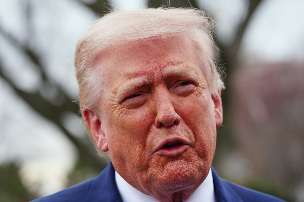 Nasdaq Falls 2% on US Ground Troop Concerns, Rate Hike Outlook