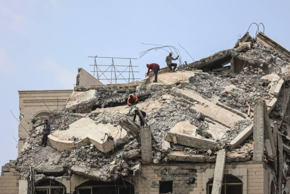 Israeli Attacks Kill Three Palestinians in Gaza, Death Toll Reaches 72,615