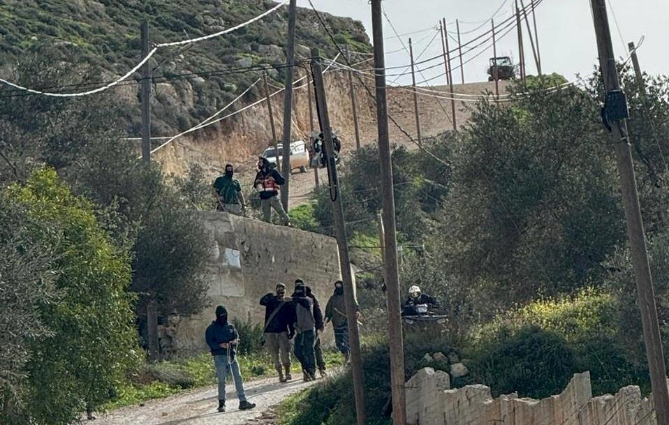 Israeli Settlers Injure Three Palestinians With Pepper Gas South of Hebron