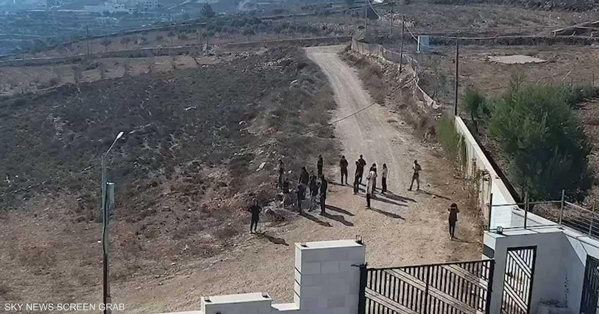 Israeli Settlers Besiege Three Palestinian Households in Qusra, Cutting Off Water and Electricity