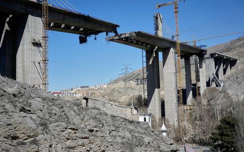 Trump Threatens to Destroy Iranian Bridges, Power Plants in Escalation