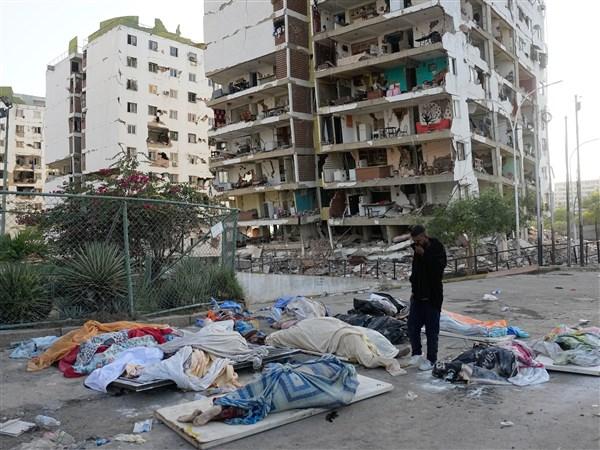 La Guaira Earthquake Survivors Guard Loved Ones’ Remains as Death Toll Surpasses 2,600