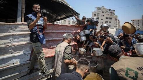 Israel Halts Commercial Goods Into Gaza, Cites Hamas Truck Tax Dispute