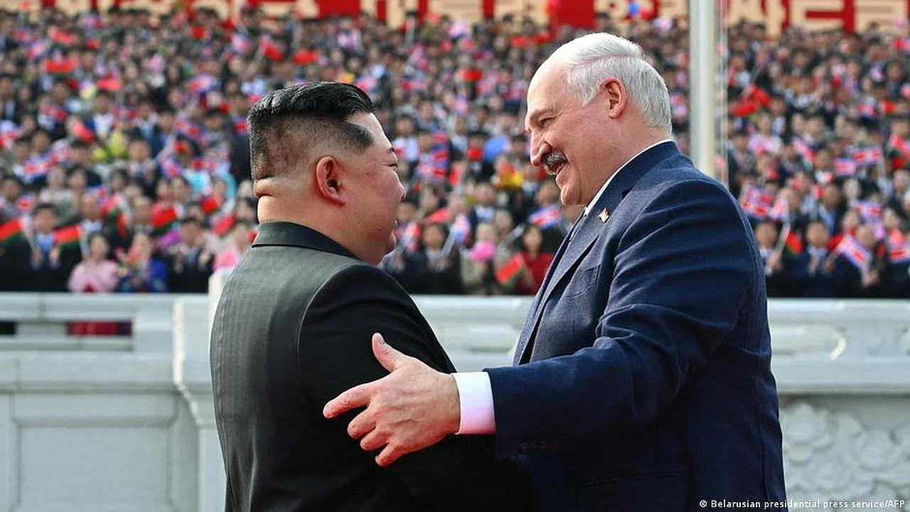 Lukashenko Signs Friendship Treaty With North Korea, Gifts Automatic Rifle to Kim