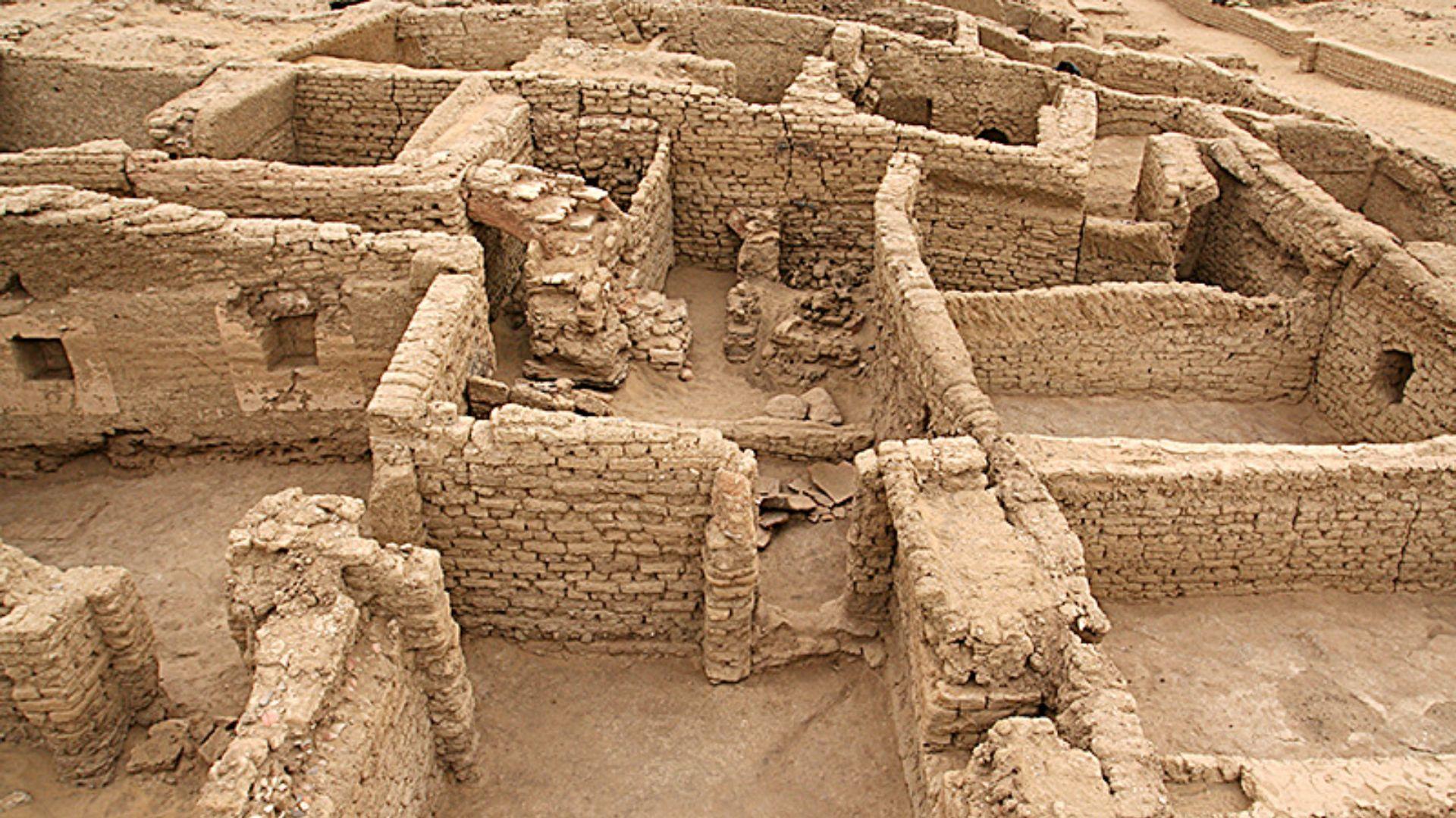 Egypt Uncovers Fourth-Century Byzantine City at Dakhla Oasis and 18 Tombs Near Marina El-Alamein